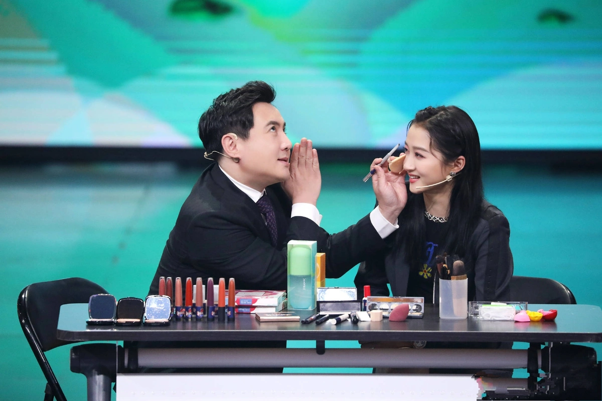 《王牌》:沈腾现场为关晓彤化妆,修容说成收腮,网友:笑出皱纹