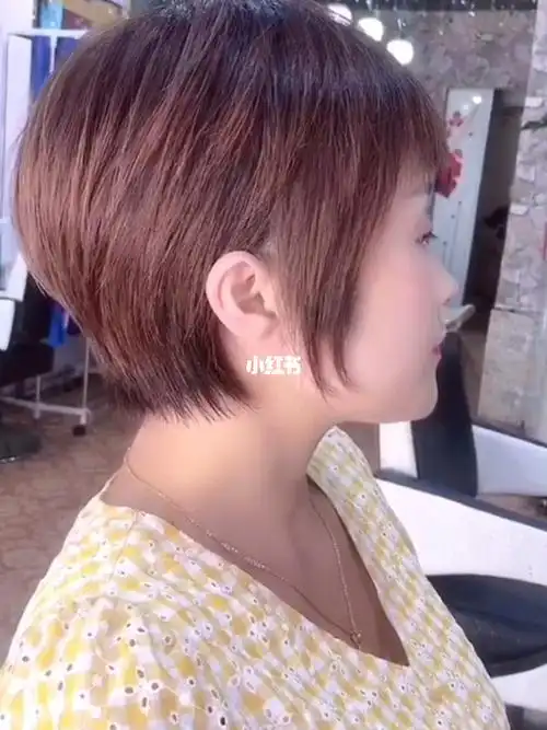 粗硬发质发量多人群也适合减龄短发