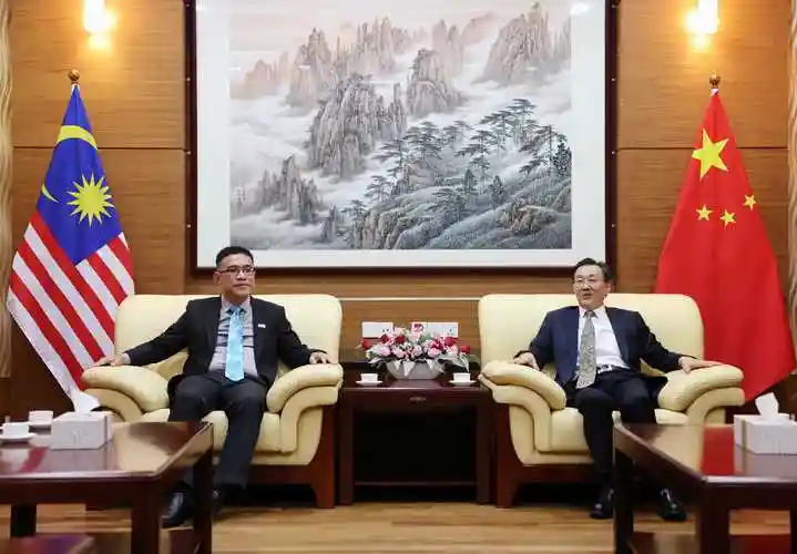 驻槟城总领事周游斌会见槟城州行政议员黄汉伟一行