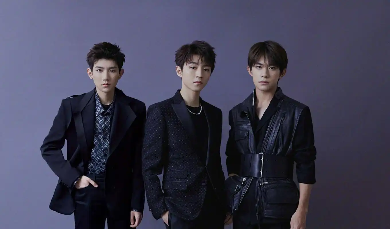 tfboys穿队服合照好帅!