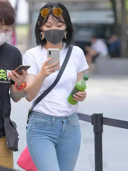 简约牛仔裤搭配白色短袖,个性十足,给您低调日常的时尚感