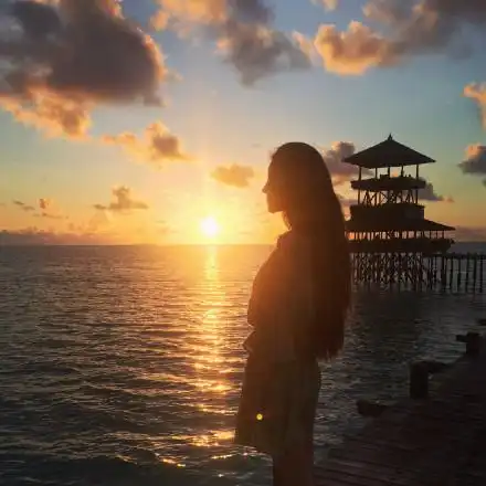 剪影侧颜长发女头像就算终有一散也别辜负相遇