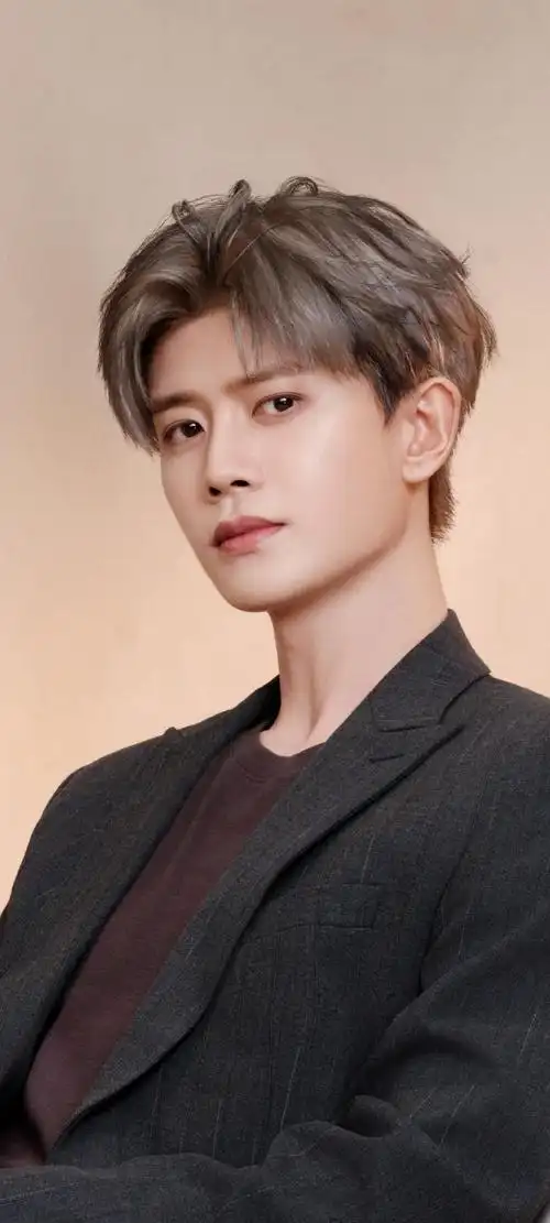 任嘉伦超话来充个电任嘉伦卡大头版壁纸每一套都超好看啊@任嘉伦allen