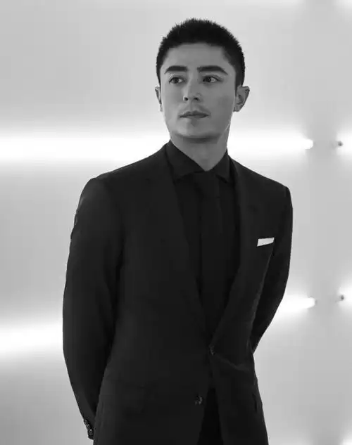 霍建华首次亮相纽约男装周 秀场尽显内敛成熟气质