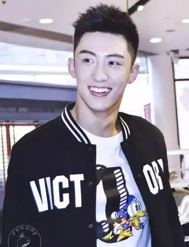 在娱乐圈中,笑起来有虎牙的男明星,网友:可爱!