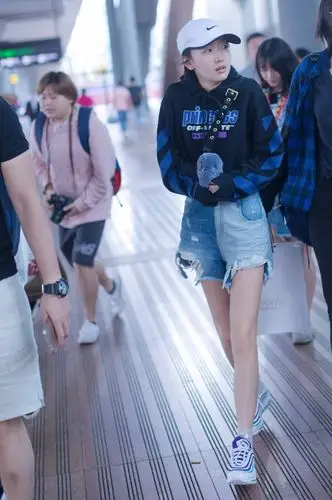 周冬雨现身机场 卫衣配牛仔街头感十足