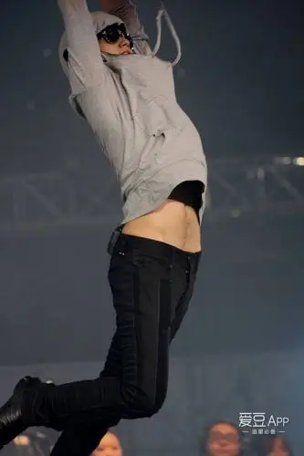 [张杰][新闻]160921 张杰演唱会嗨翻全场 不弯腰改露腹肌