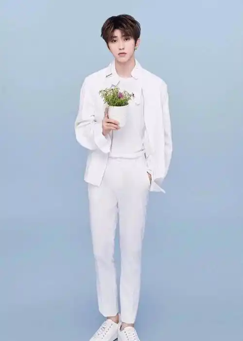 林彦俊,朱正廷,王子异,小鬼,尤长靖都是白衣少年,只是尤长靖的身高拉