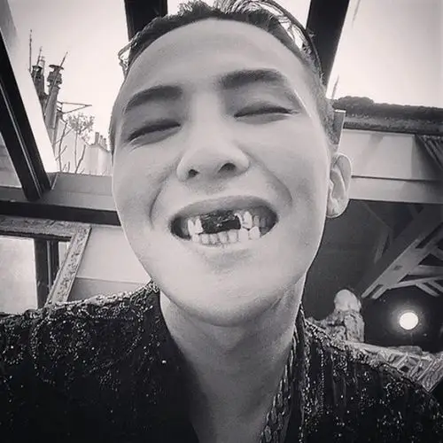 权志龙搞怪自黑 牙沾海苔扮豁牙