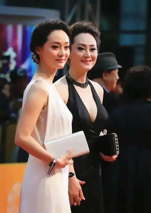 大宋佳女儿张楚楚美出圈穿白色礼服秀半肩银色裹胸太抢镜