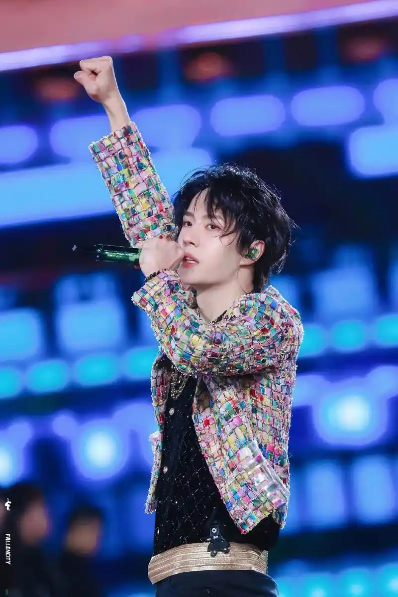 王一博壁纸万物皆酷全新态度舞台的王者王一博