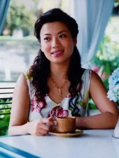 张也是一位才华横溢的年轻女艺人,大学毕业后被众多艺术团邀请,但她