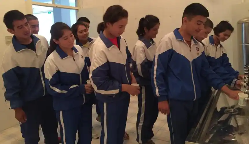 访惠聚】驻村工作队心系叶城学子爱心"牵线搭桥"情暖八月天 _第四中学