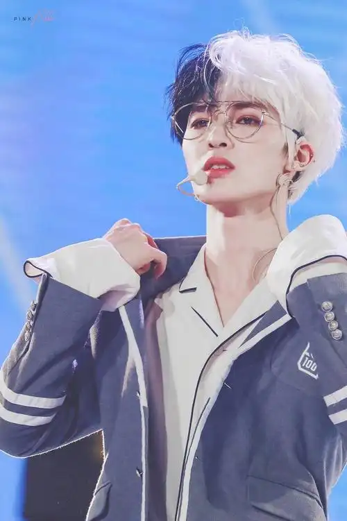 武汉fm 朱正廷 黑白双色头 & 眼镜制服贝图楼.