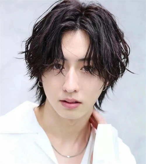 偶像剧既视感的男生烫发,让人梦回f4时期,三七分长刘海微卷短发,帅气