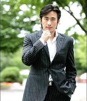 组图:车仁表帅气西服秀 刚毅俊朗帅气十足