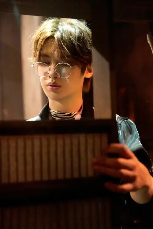 黄明昊密室大逃脱最新剧照英伦风小王子风格