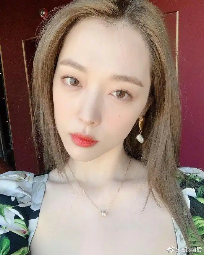 少女崔雪莉的牛奶肌肤真的不是盖的 随意感受一下这逆天的颜值吧 真的