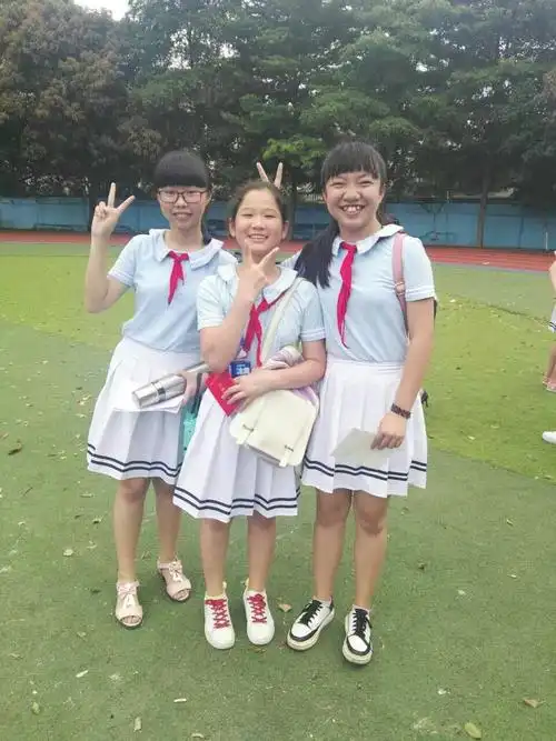 今天我们六年级全体师生在这里隆重集会,举行漳州市玉兰学校2017届小