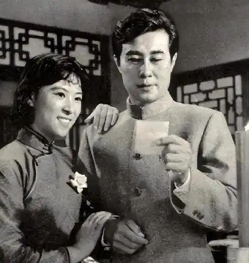 一代男神王心刚高龄92岁与病妻白头偕老儿女傍膝很幸福