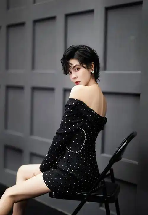 歌手郁可唯穿搭这么性感?