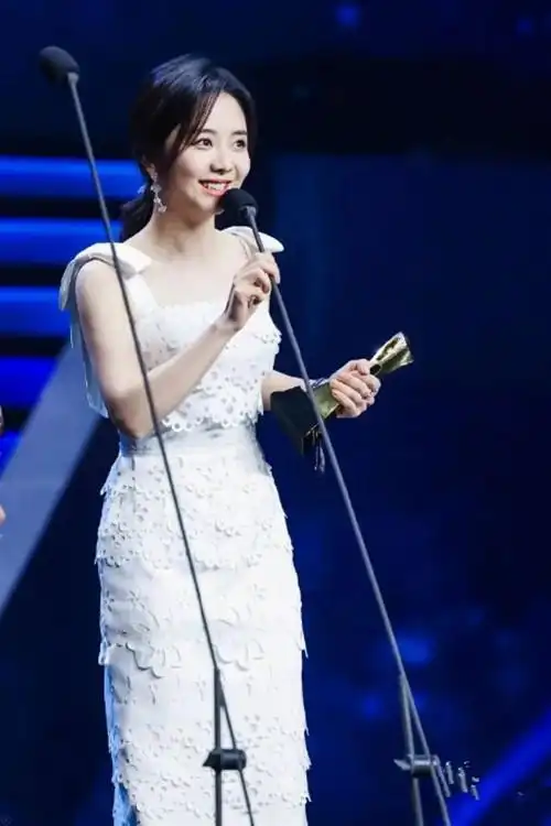 谭松韵把礼服穿出了甜美范雪花薄纱是亮点爱笑的女生运气好