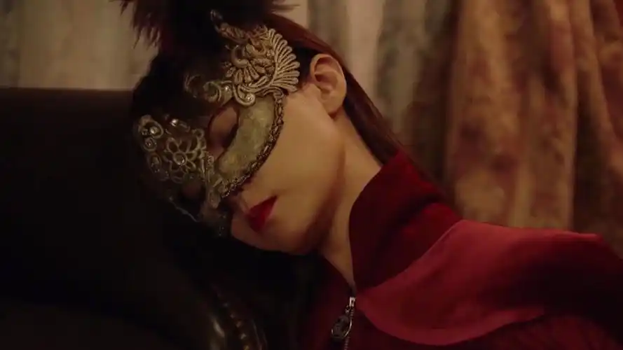 蒙面女反派被打噶了捆起来