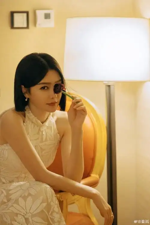 #秦岚晒白色礼服开工照#