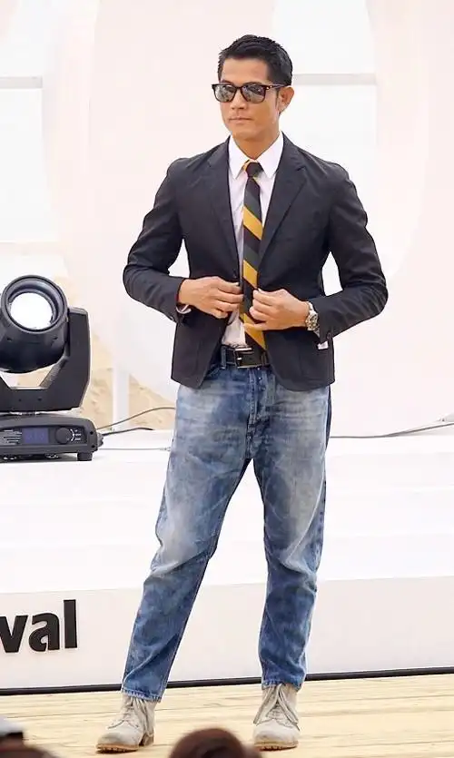 57岁郭富城过生日,穿西装站小22岁老婆旁很帅气,真是人老心不老