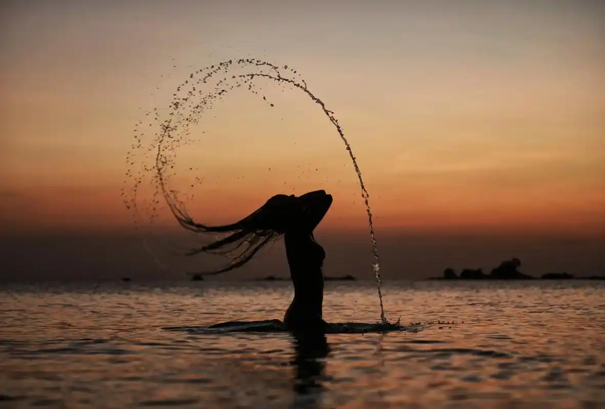 海边日落晚霞 #夕阳下的背 - 抖音