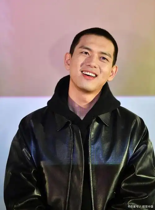 近日,李现一改往日的发型,选择了一款短发寸头造型,引发了广泛关注.