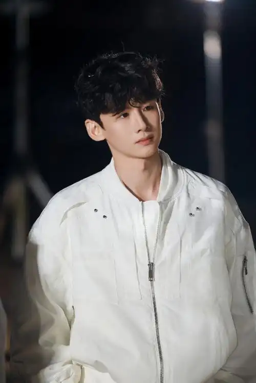 白敬亭从所有案发现场路过#咱就是说离大谱,白敬亭怎么能精准的从