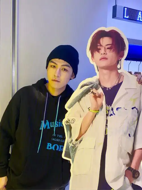 小鬼头和小鬼合照了