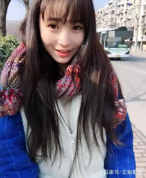 邻家大眼萌妹子户外写真,阳光下皮肤白里透红
