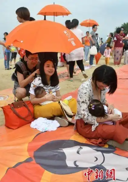 辣妈街头举行哺乳快闪