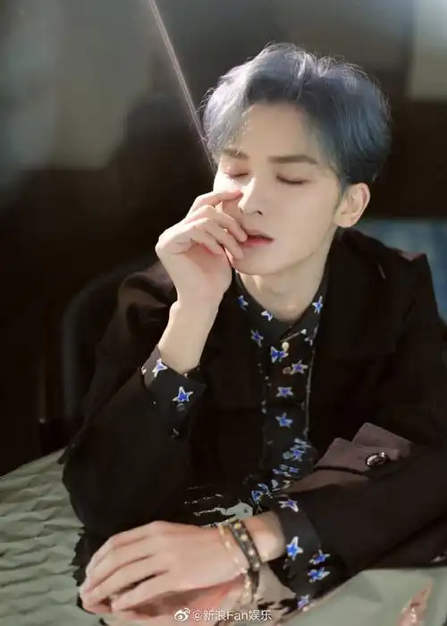 朱正廷撕漫男蓝发