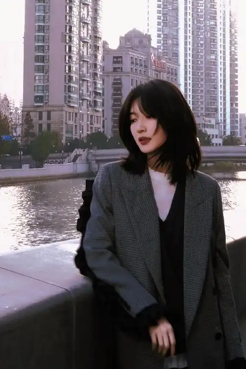 91江疏影这套格雷系春日穿搭和短发好配,温柔随意又高级,江疏影短发