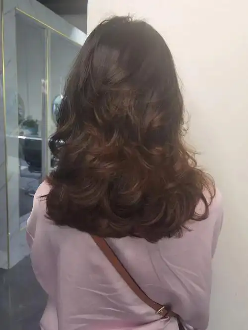 大卷卷充分体现出了东方人的柔性美,又不挑剔衣服搭配,适合百变的你!