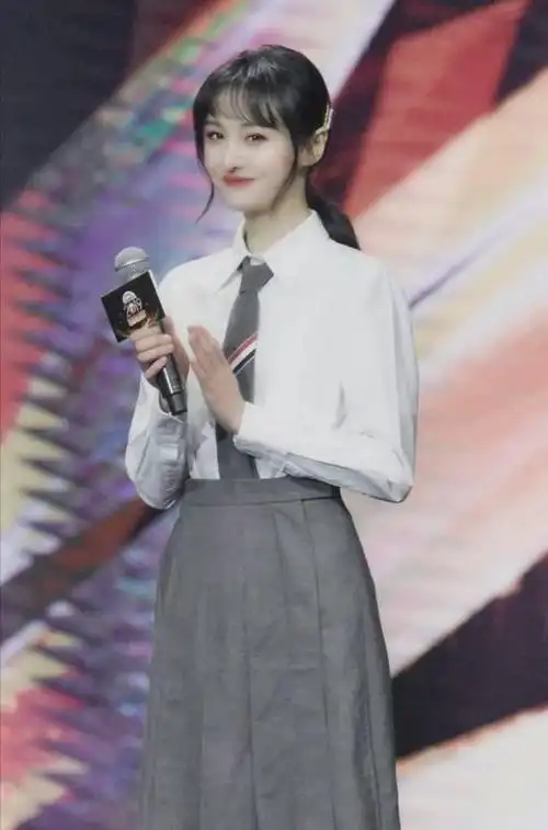 比如,郑爽在《王牌对王牌》节目中的这款造型,就是日常女生们都喜欢的