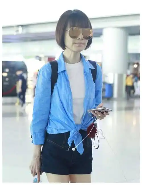 49岁鲁豫素颜走机场,白t配短裤像学生,164小个子穿出170气场!