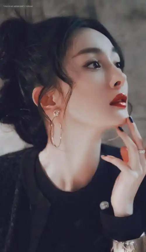 原创杨幂高清写真贵妇姿态太到位了小蛮腰大长腿吸睛五官太漂亮