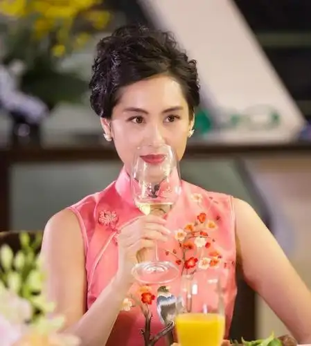 人间尤物"紫霞仙子"朱茵,一袭旗袍倾倒众人