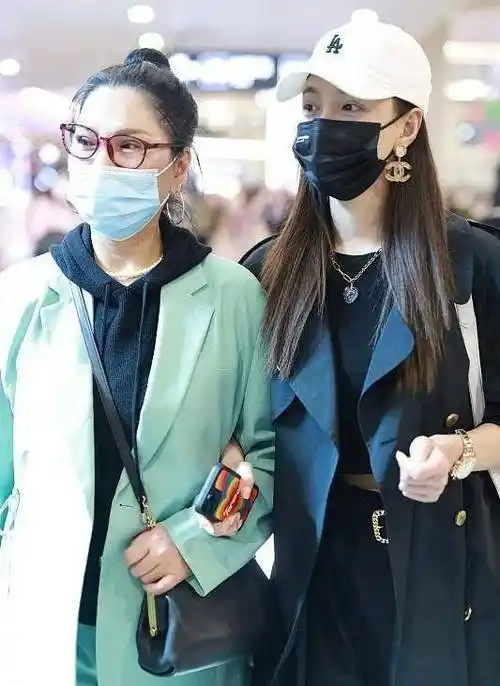 沈梦辰罕带妈妈走机场她满身大牌忘摘吊牌妈妈欧式双眼皮好宽