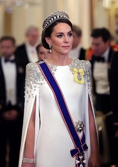 英国王室王储妃最新活动上罕见换发型,一头长发不再烫卷发,不是扎马尾