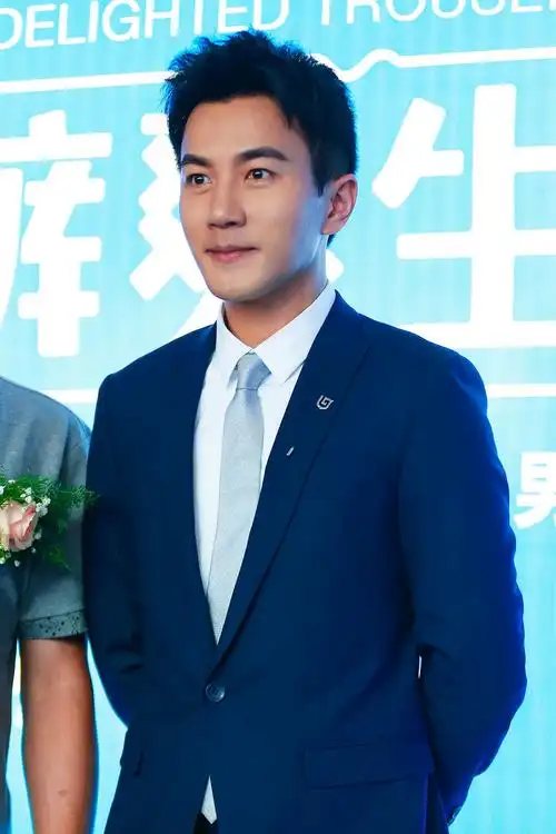 上午好,发个穿西装的帅哥养养眼