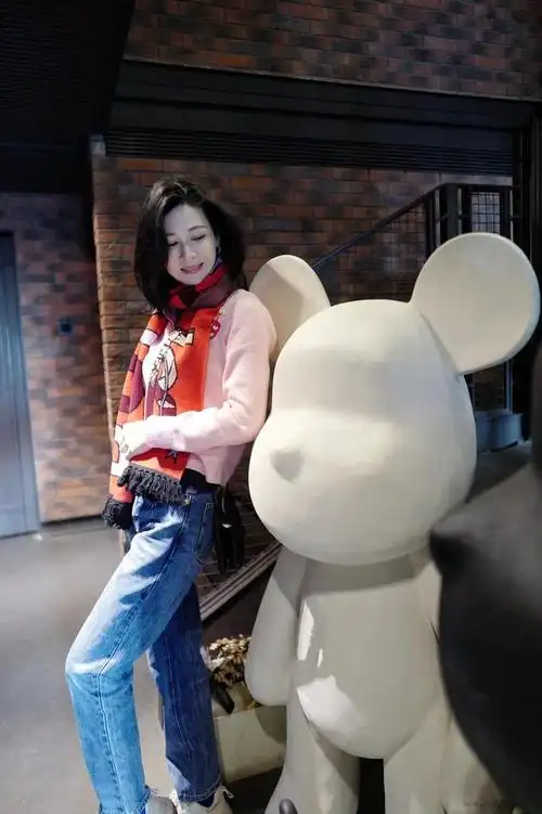 童蕾越来越"少女"了,红色大衣搭配紧身牛仔裤,时髦还显瘦