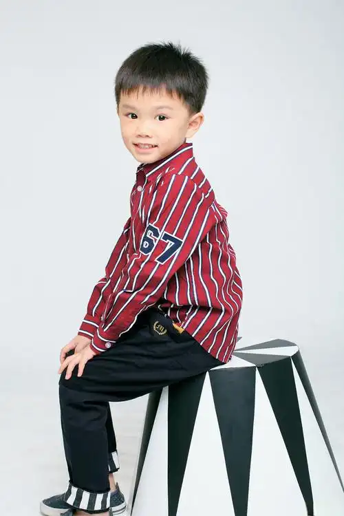 4-6岁小帅哥的发型选择 为4/6岁的小帅哥选择一个合适的发型,既能够