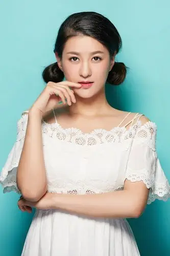 可爱女孩陈真希微露香肩美照