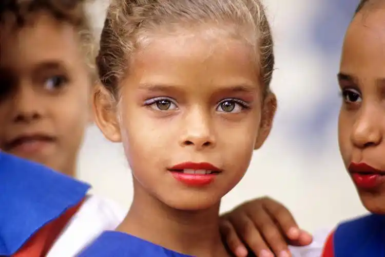 混血美女王国73人口是混血富裕稳定却曾被邻居小穷国吞并