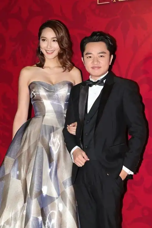 王祖蓝有这么高的老婆真有面子李亚男一身礼服造型感觉似贵族